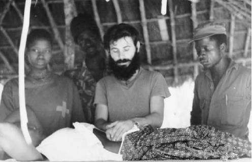 در جنگ استقلال گینه بیسائو (۱۹۷۴–۱۹۶۳) تنها پزشک خارجی غیرکوبایی، انریکو رومرو، عکس بالا، بود.